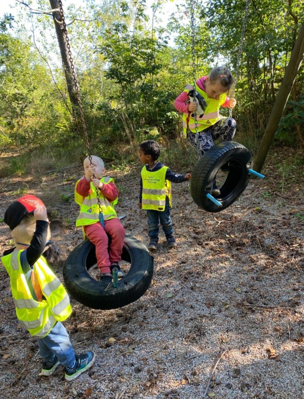 Barn leker med huskelek i skogen